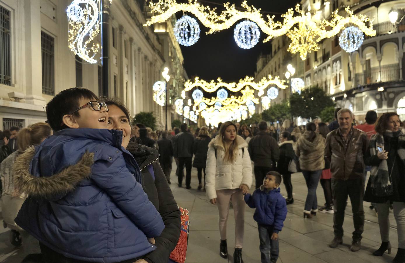 Así brilla Sevilla con el encendido del alumbrado de Navidad
